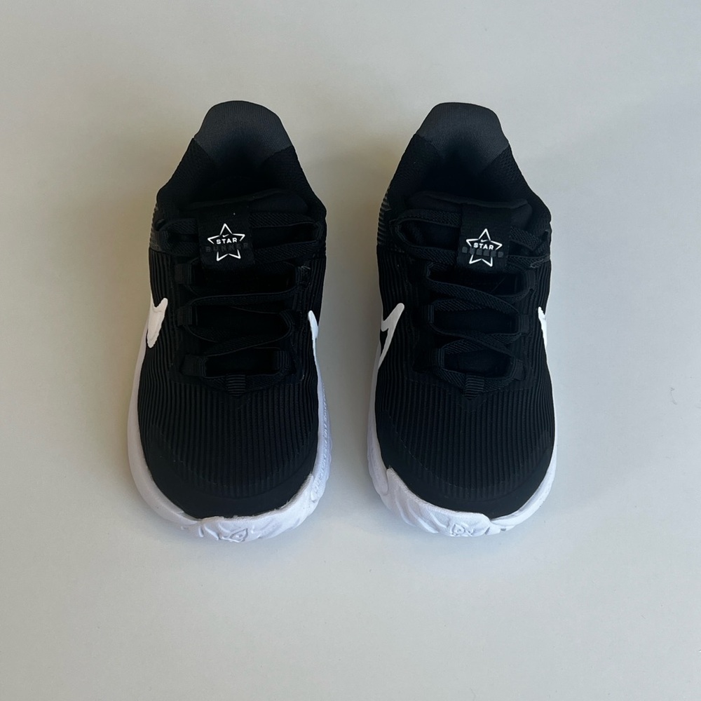 Nike Kids Star Runner 4 Black and White Sneakers- New in Box